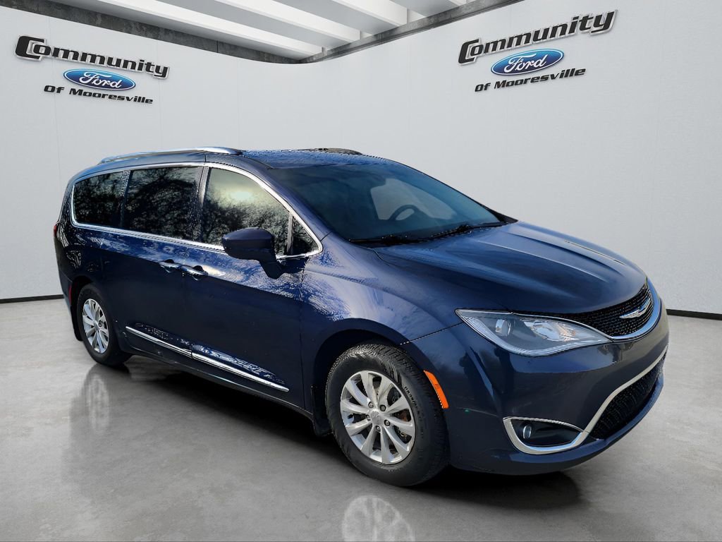 Used 2018 Chrysler Pacifica Touring-L image 3