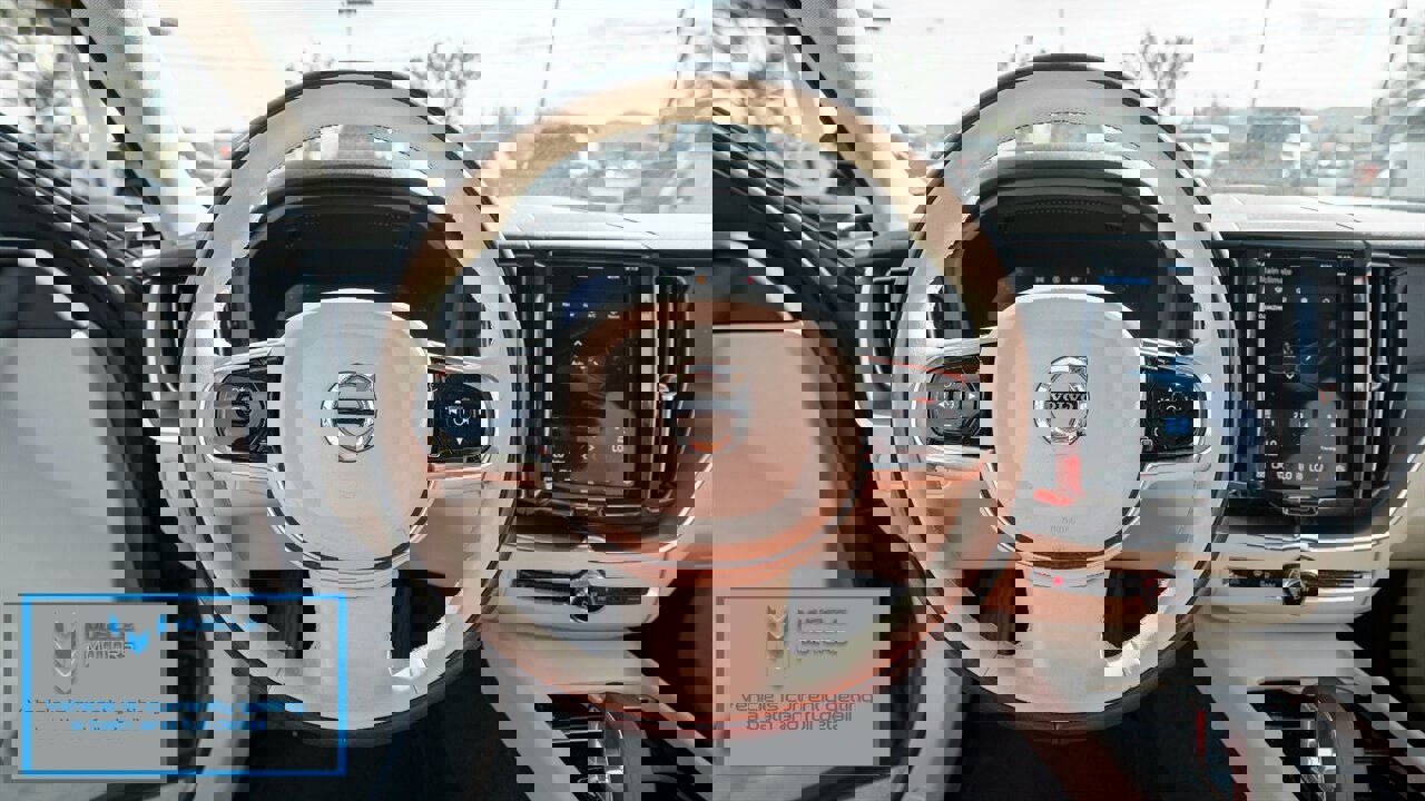 Used 2023 Volvo XC60 B5 Core image 11