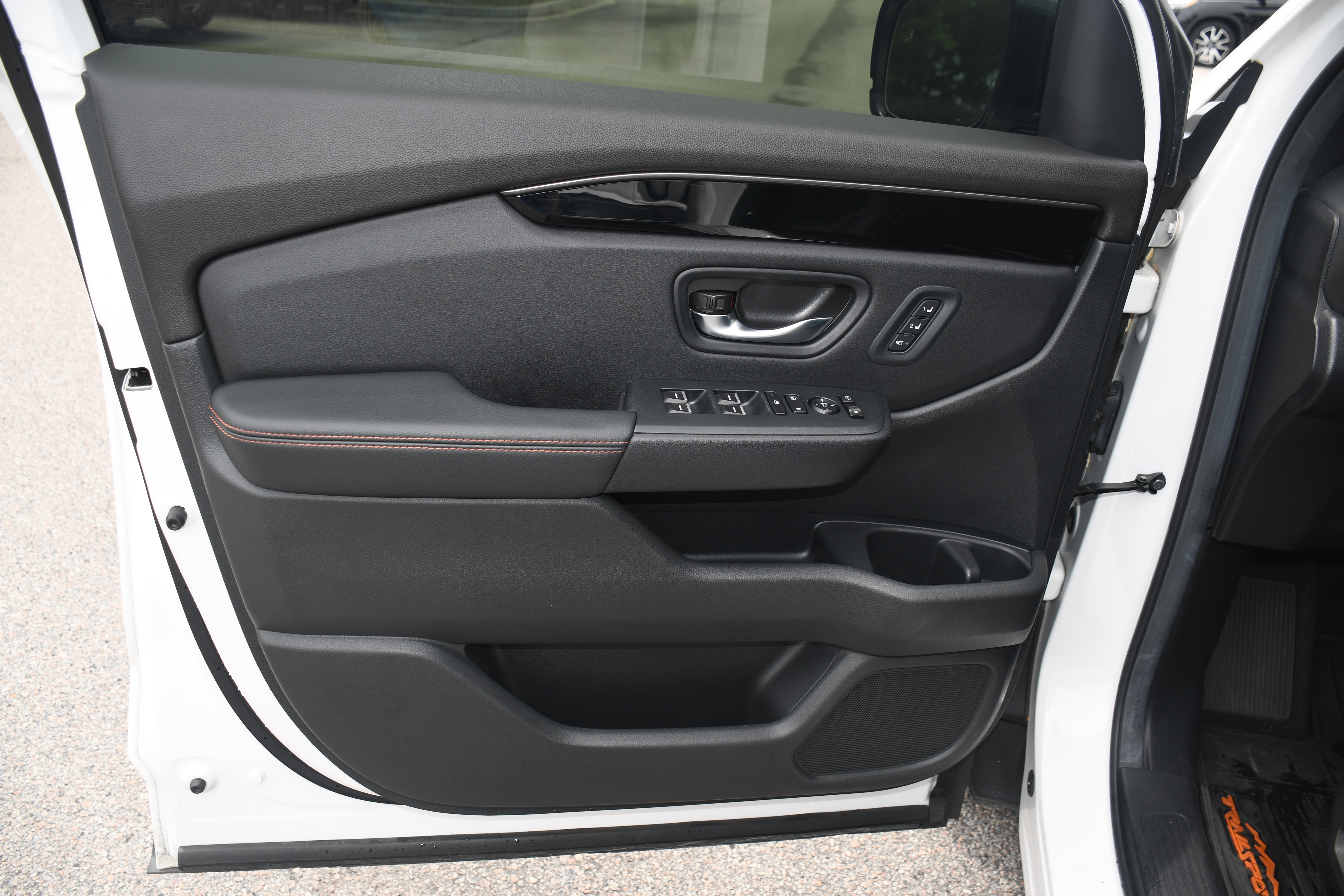 Used 2025 Honda Pilot TrailSport image 9