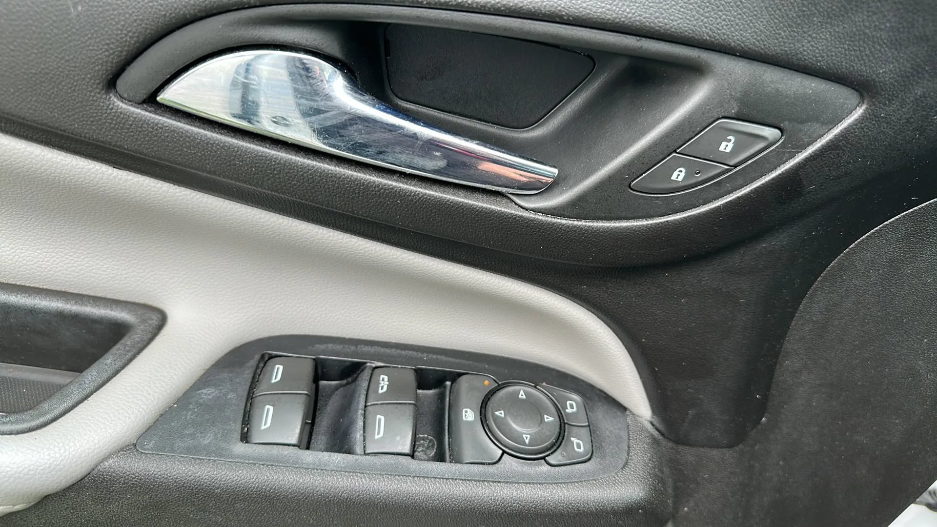 Used 2018 Chevrolet Equinox Premier FWD image 42