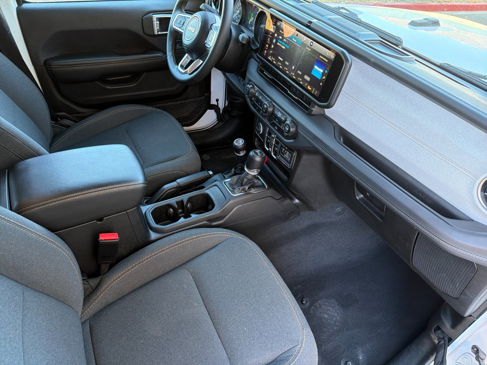 Used 2024 Jeep Wrangler Unlimited Sahara AWD/4WD image 15