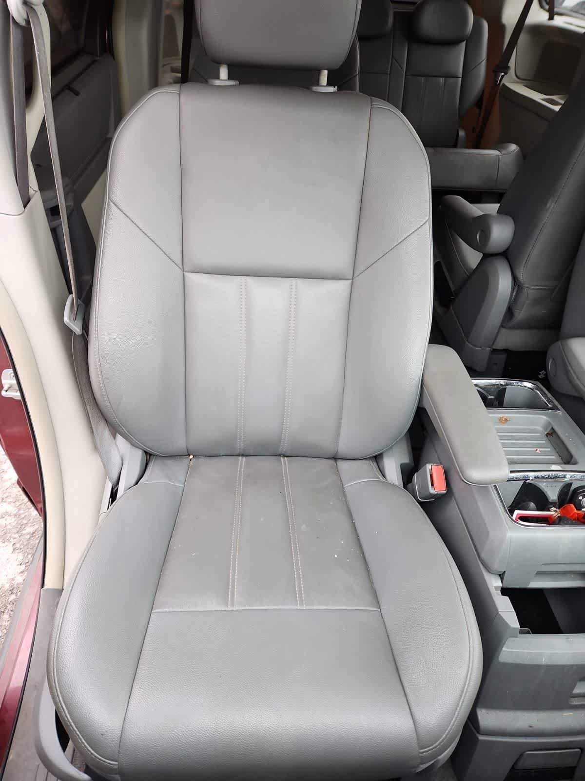 Used 2008 Chrysler Town & Country Touring FWD image 18