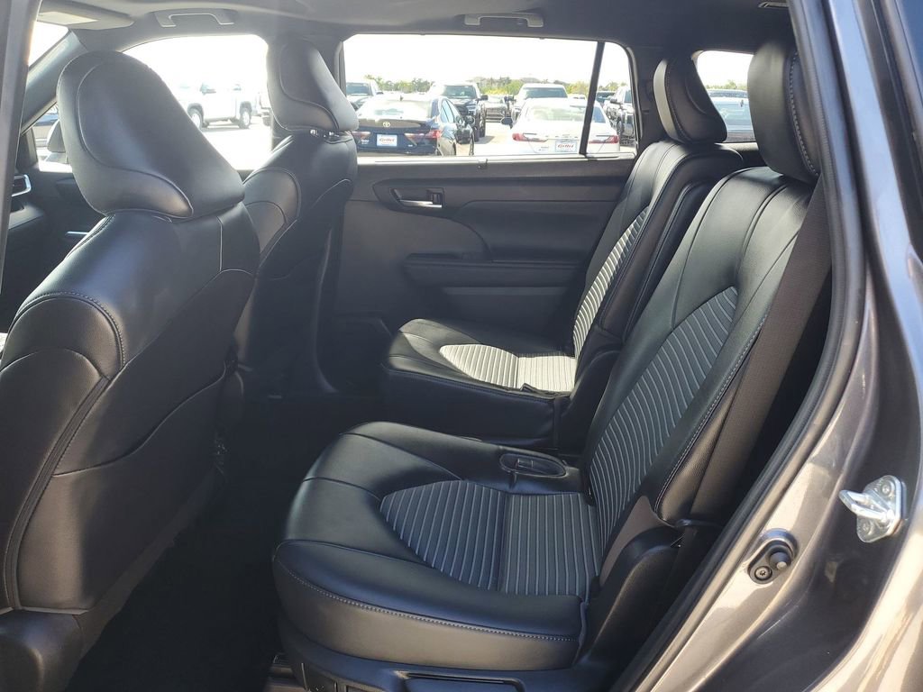 Certified 2023 Toyota Highlander L image 23