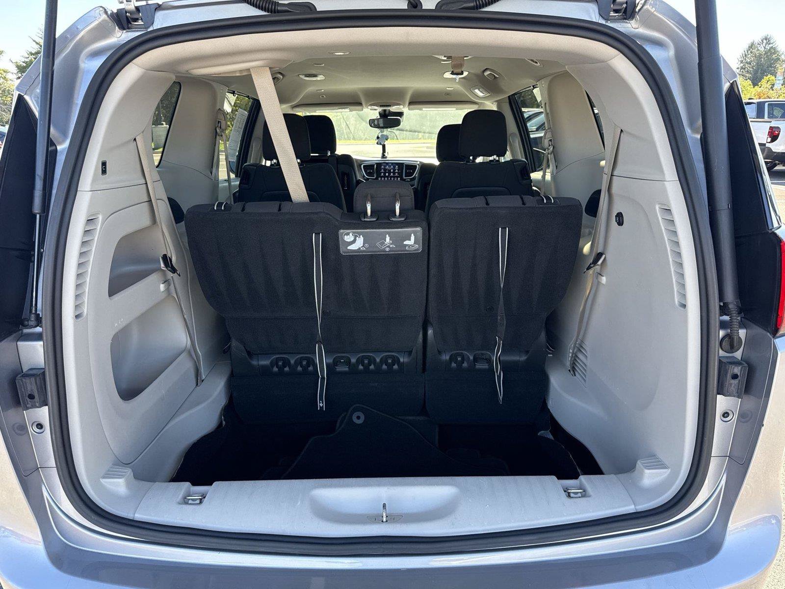 Used 2019 Chrysler Pacifica Touring Plus w/ Advanced Safetytec Group FWD image 18