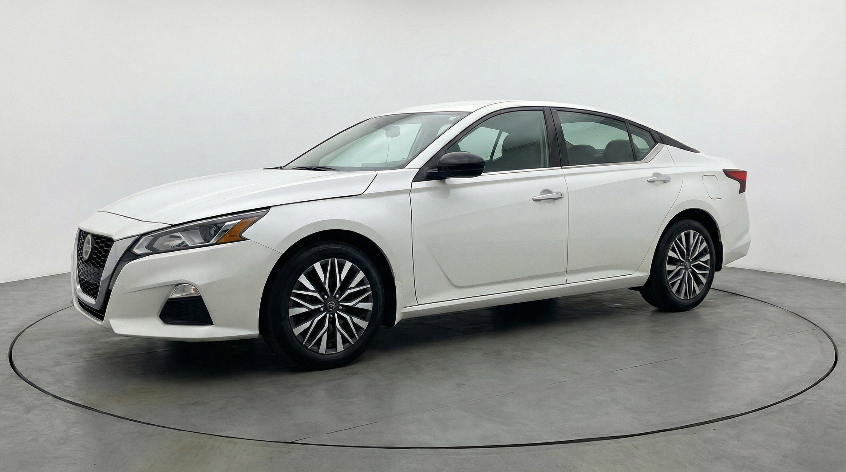 Used 2025 Nissan Altima 2.5 SV image 3