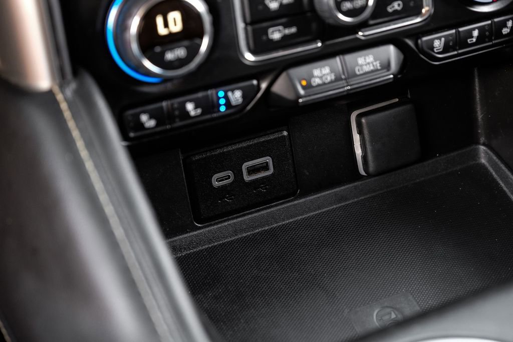 Used 2024 Chevrolet Suburban Premier image 25