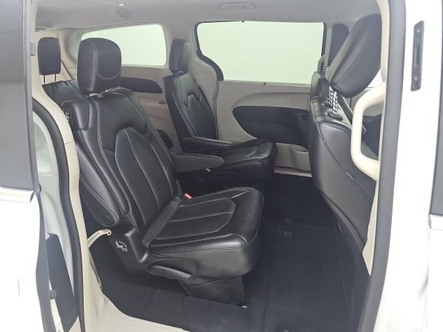 Used 2023 Chrysler Pacifica Touring-L FWD image 21
