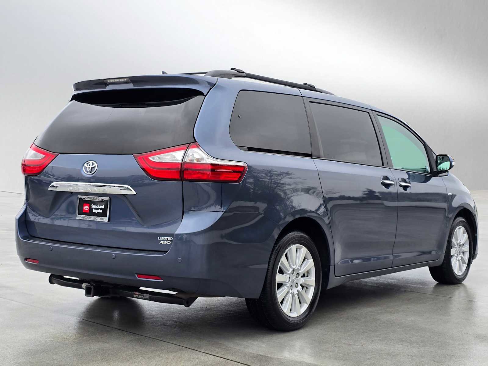 Used 2017 Toyota Sienna Limited Premium AWD/4WD image 3