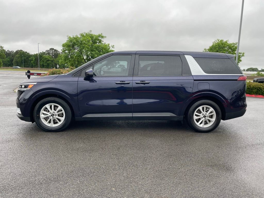 Used 2023 Kia Carnival LX FWD image 4