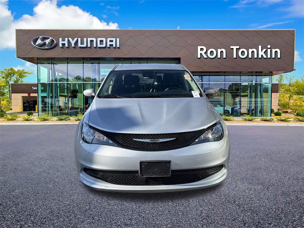 Used 2023 Chrysler Voyager LX image 3