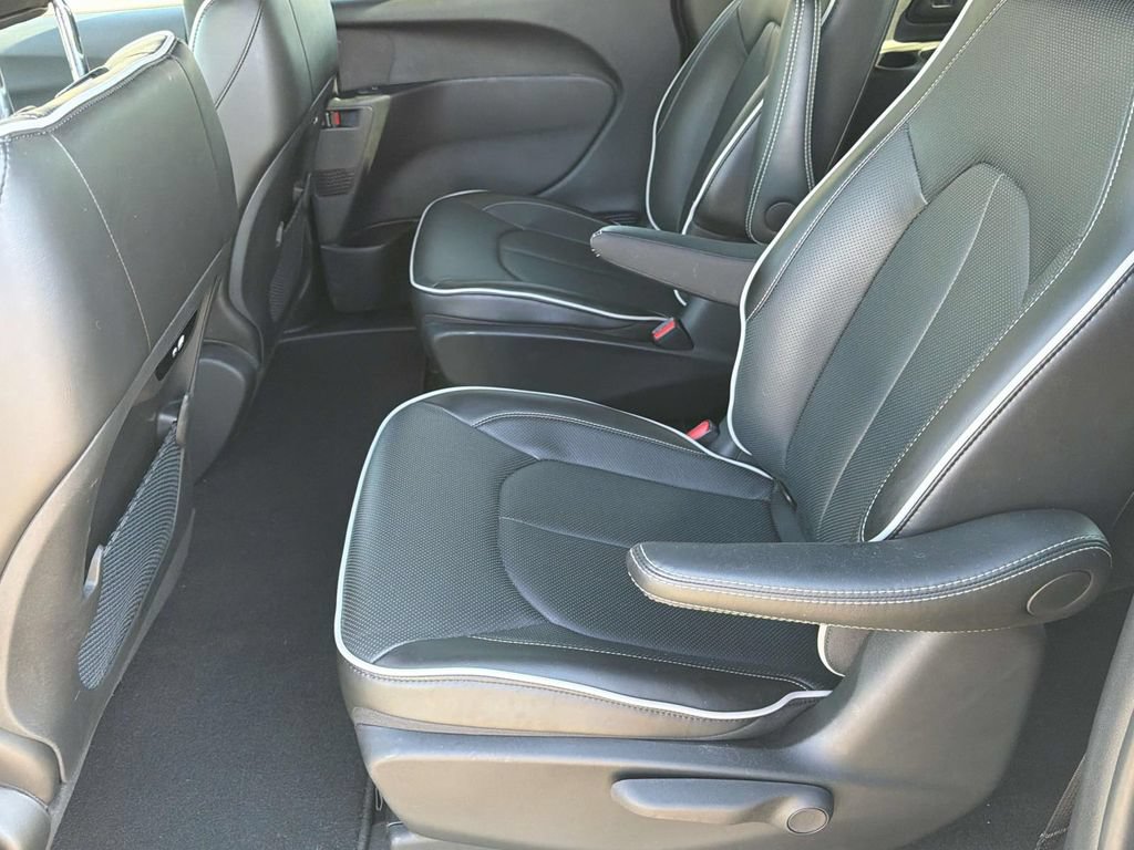 Used 2025 Chrysler Pacifica Premium FWD image 33