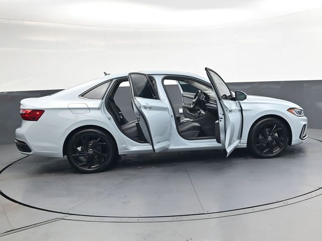 Used 2025 Volkswagen Jetta SE image 35