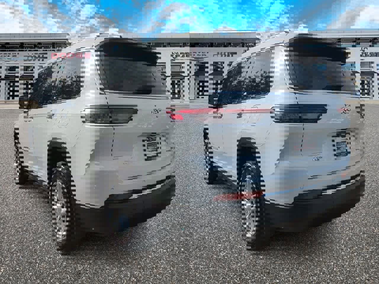 Used 2023 Jeep Grand Cherokee L Laredo image 6