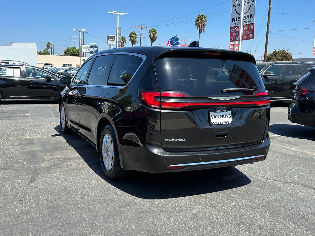 Used 2023 Chrysler Pacifica Touring-L FWD image 3
