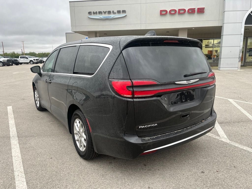 Used 2024 Chrysler Pacifica Touring-L FWD image 3