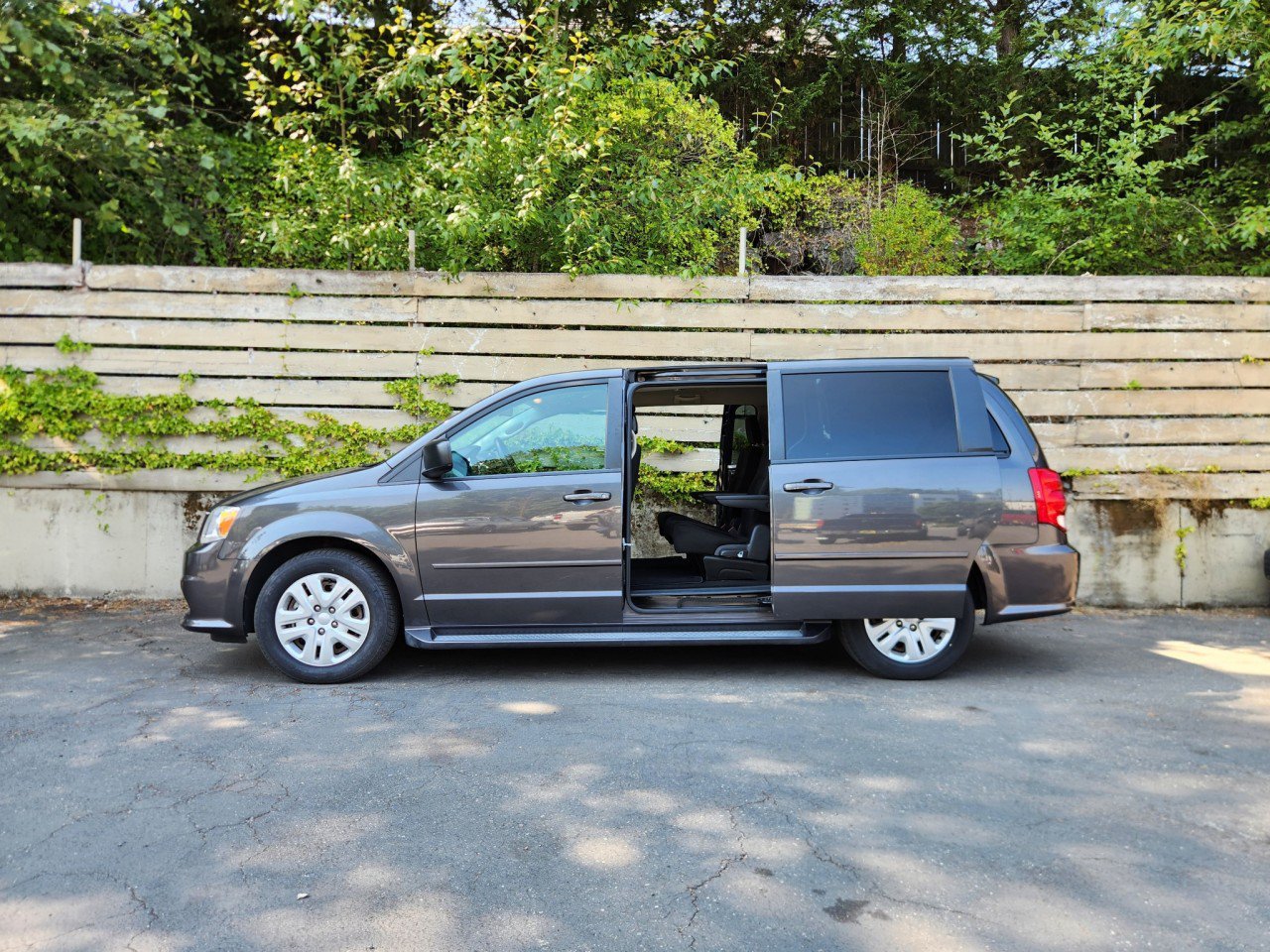 Used 2016 Dodge Grand Caravan SE w/ Quick Order Package 29E SE FWD image 5