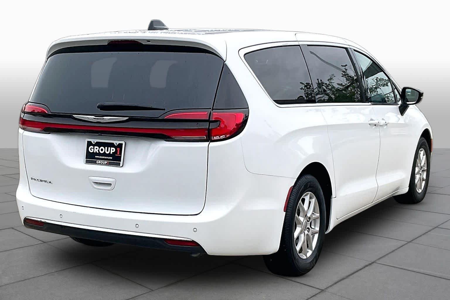 Used 2024 Chrysler Pacifica Touring-L FWD image 13
