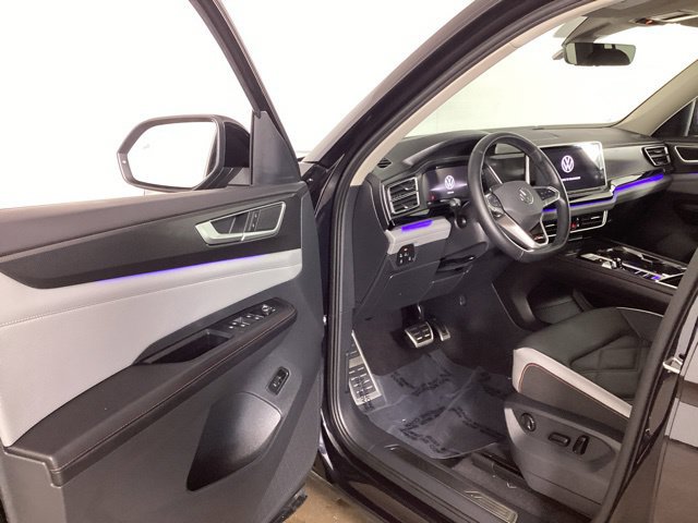 Used 2025 Volkswagen Atlas Peak Edition SE AWD/4WD image 9