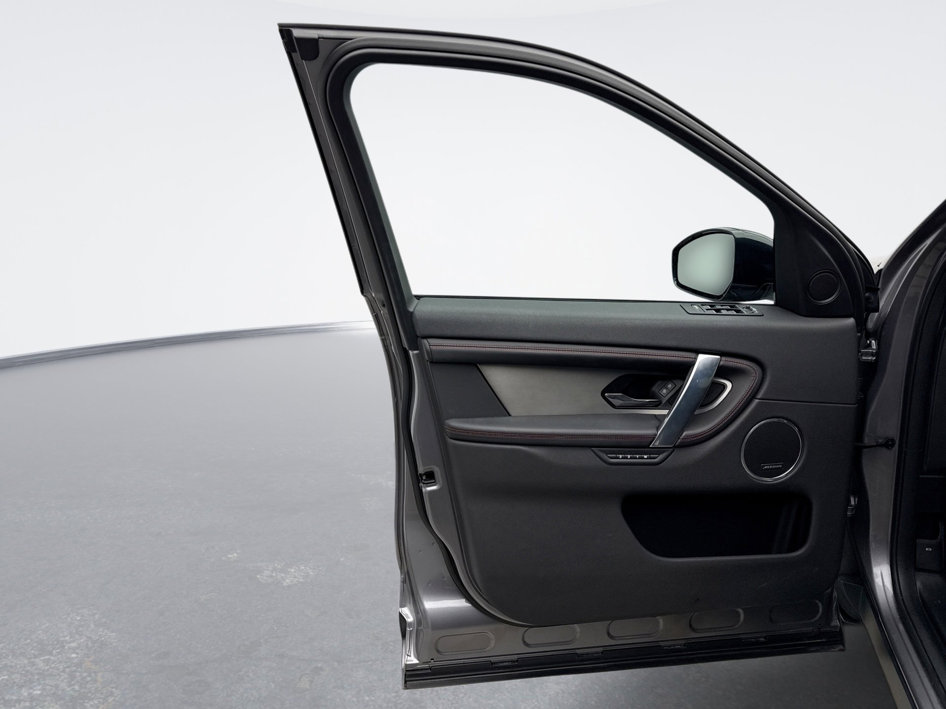 Used 2023 Land Rover Discovery Sport SE R-Dynamic image 9