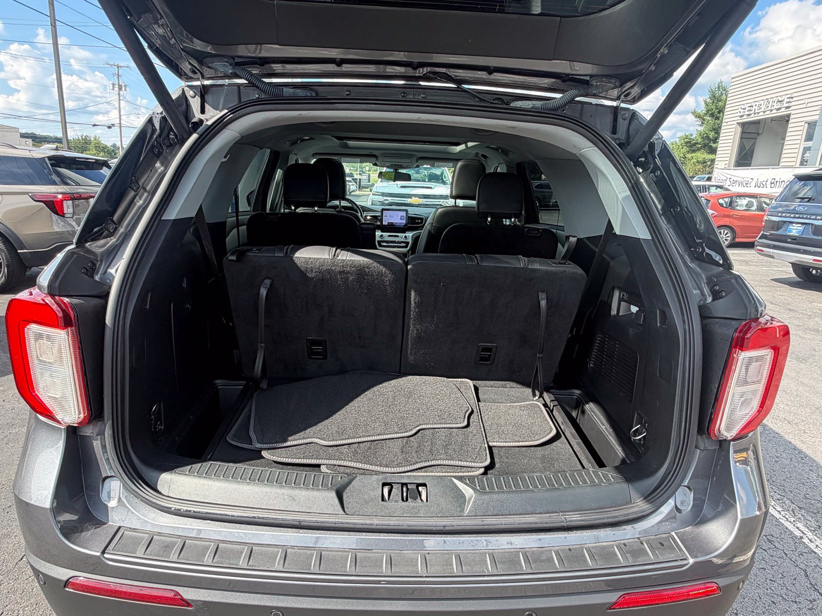 Used 2022 Ford Explorer XLT w/ Equipment Group 202A AWD/4WD image 38