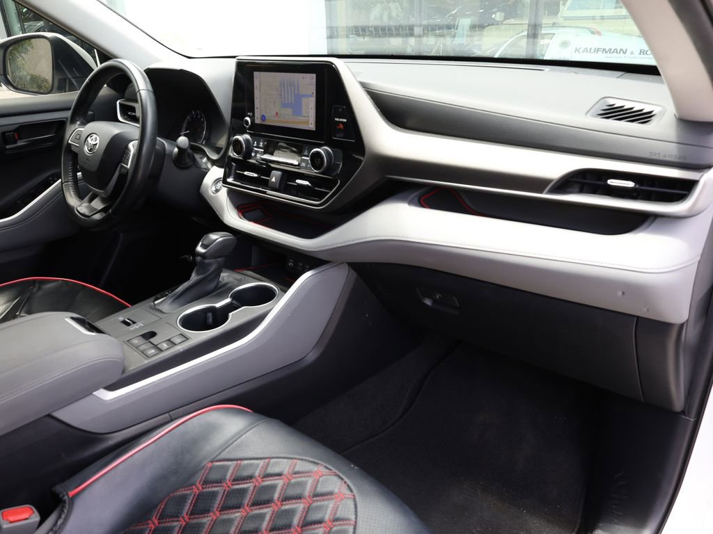 Used 2023 Toyota Highlander LE FWD image 19