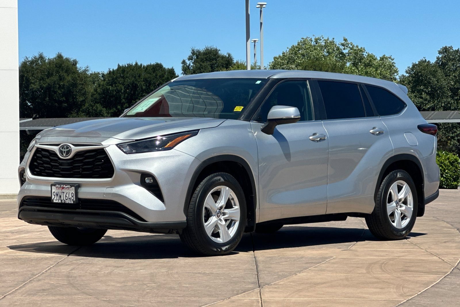 Used 2024 Toyota Highlander LE AWD/4WD image 8