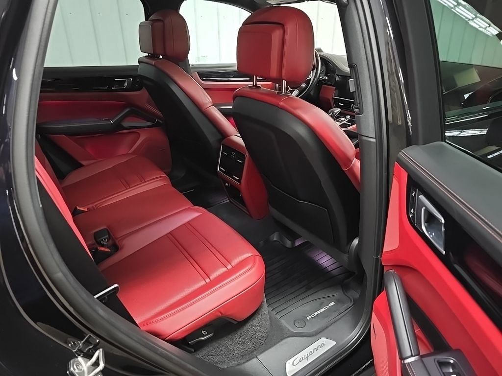 Used 2022 Porsche Cayenne Platinum Edition image 18