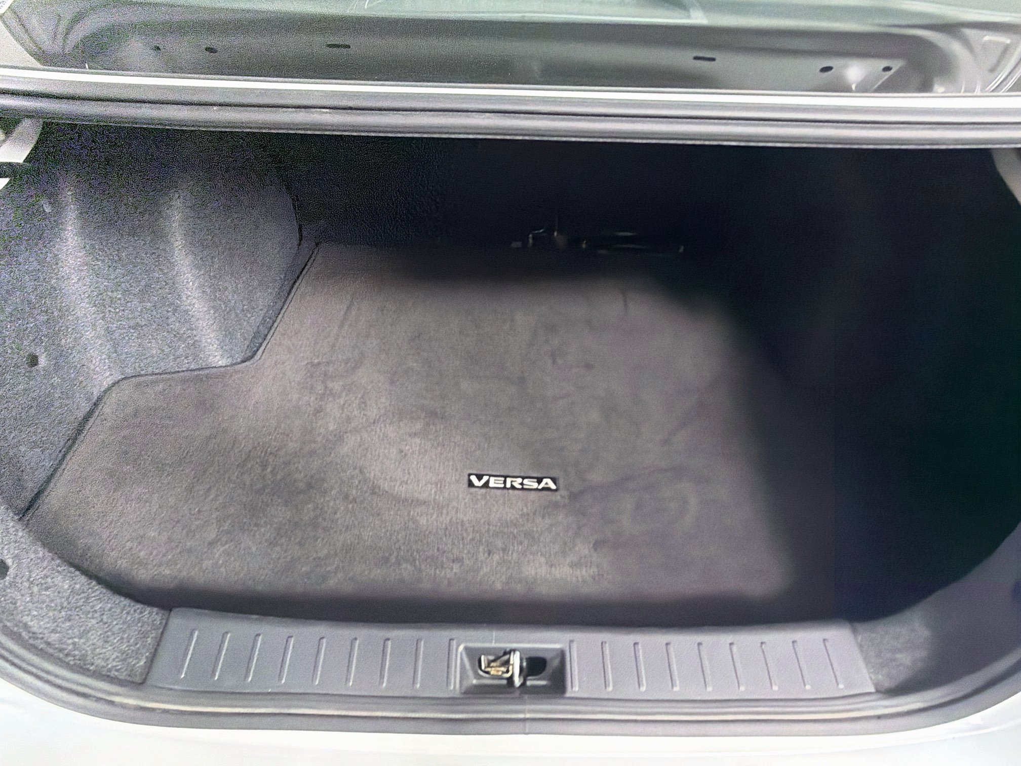 Used 2024 Nissan Versa SR FWD image 26