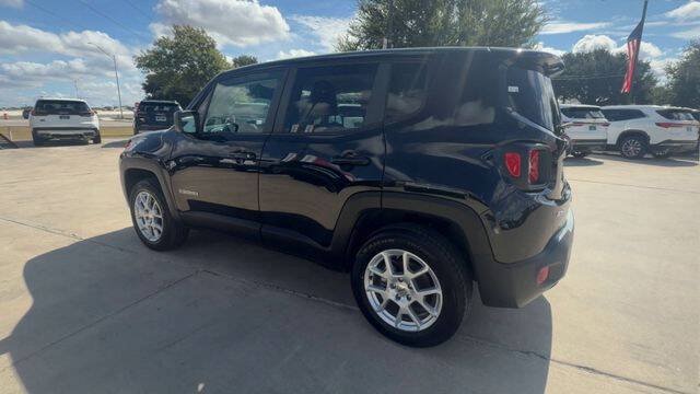 Used 2023 Jeep Renegade Latitude AWD/4WD image 6