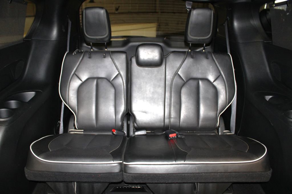 Used 2025 Chrysler Pacifica Limited image 35