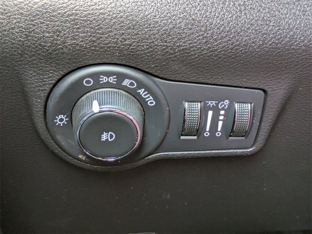 Used 2025 Jeep Compass Latitude image 24