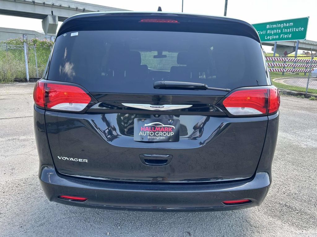 Used 2022 Chrysler Voyager LX FWD image 3