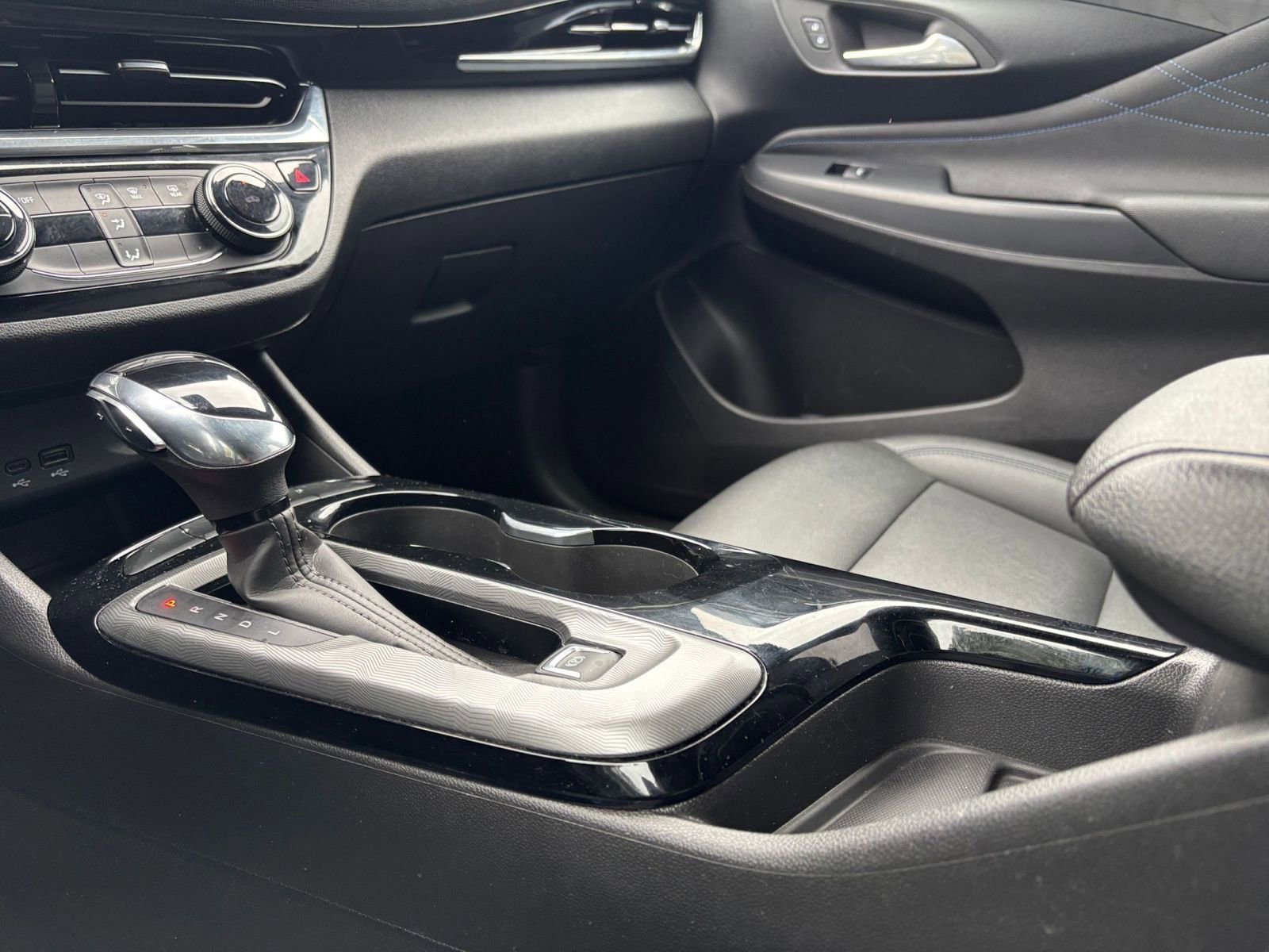 Used 2025 Buick Envista Sport Touring image 41