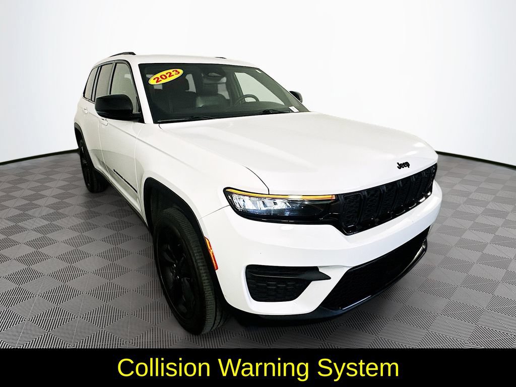 Used 2023 Jeep Grand Cherokee Altitude AWD/4WD image 3