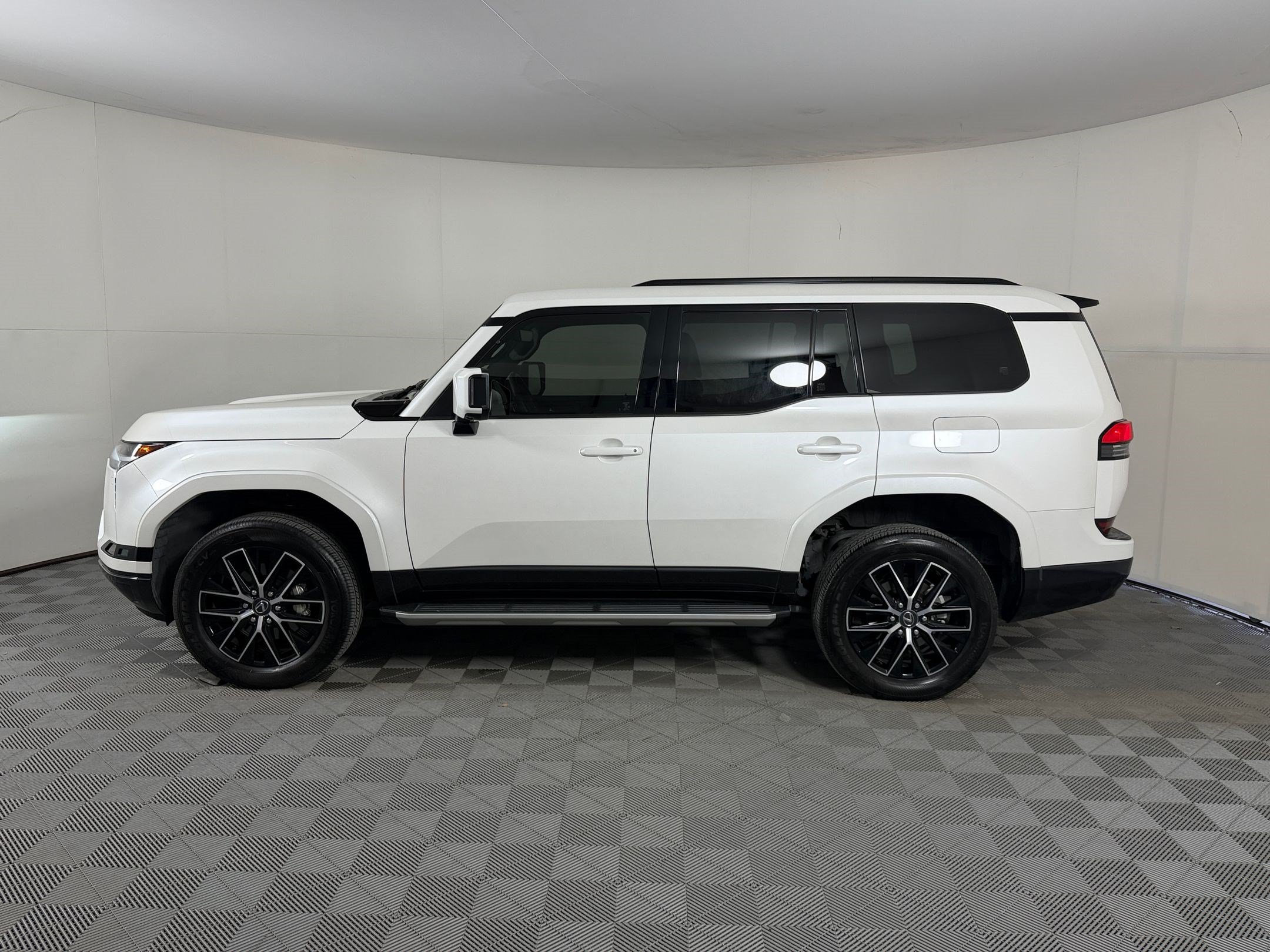 Used 2024 Lexus GX 550 w/ Accessory Package (Z1) AWD/4WD image 2