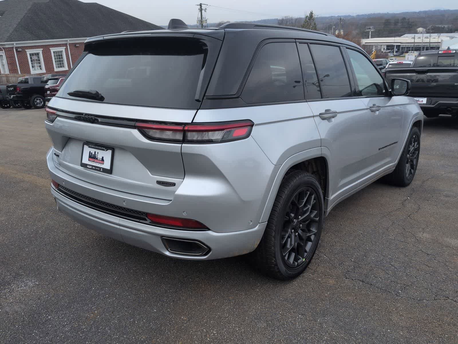 New 2025 Jeep Grand Cherokee Summit w/ Obsidian Package AWD/4WD image 8