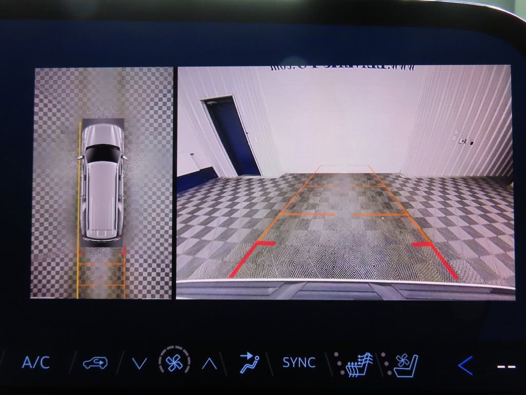 Used 2025 Chevrolet Suburban High Country AWD/4WD image 13