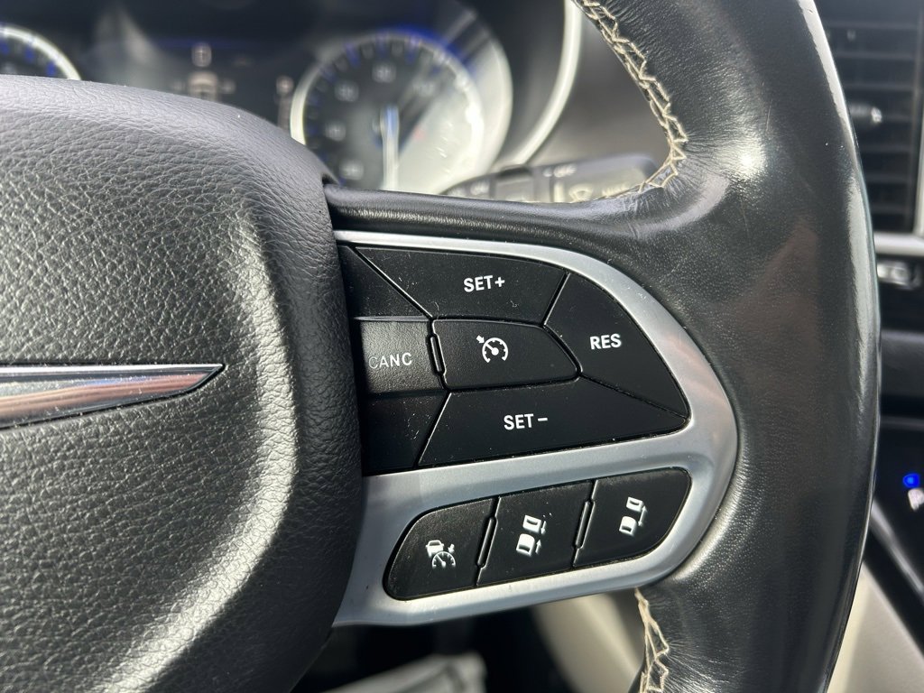 Used 2021 Chrysler Pacifica Touring-L image 18