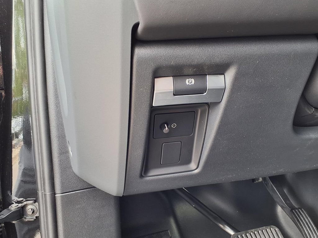 New 2026 Land Rover Defender 110 X-Dynamic SE AWD/4WD image 13