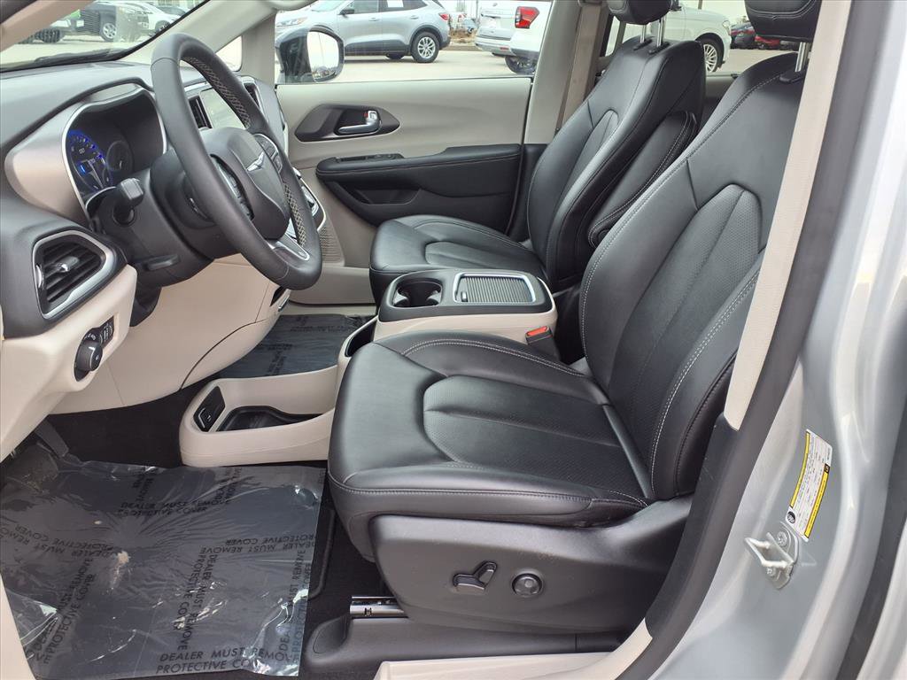 Used 2024 Chrysler Pacifica Touring-L image 26