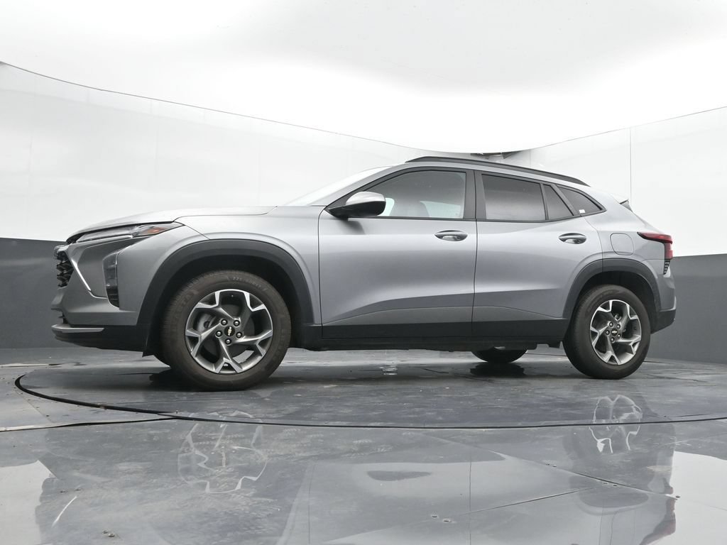 Used 2025 Chevrolet Trax LT FWD image 41