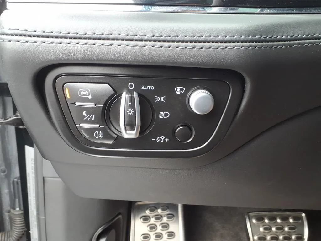 Used 2018 Bentley Bentayga AWD/4WD image 31
