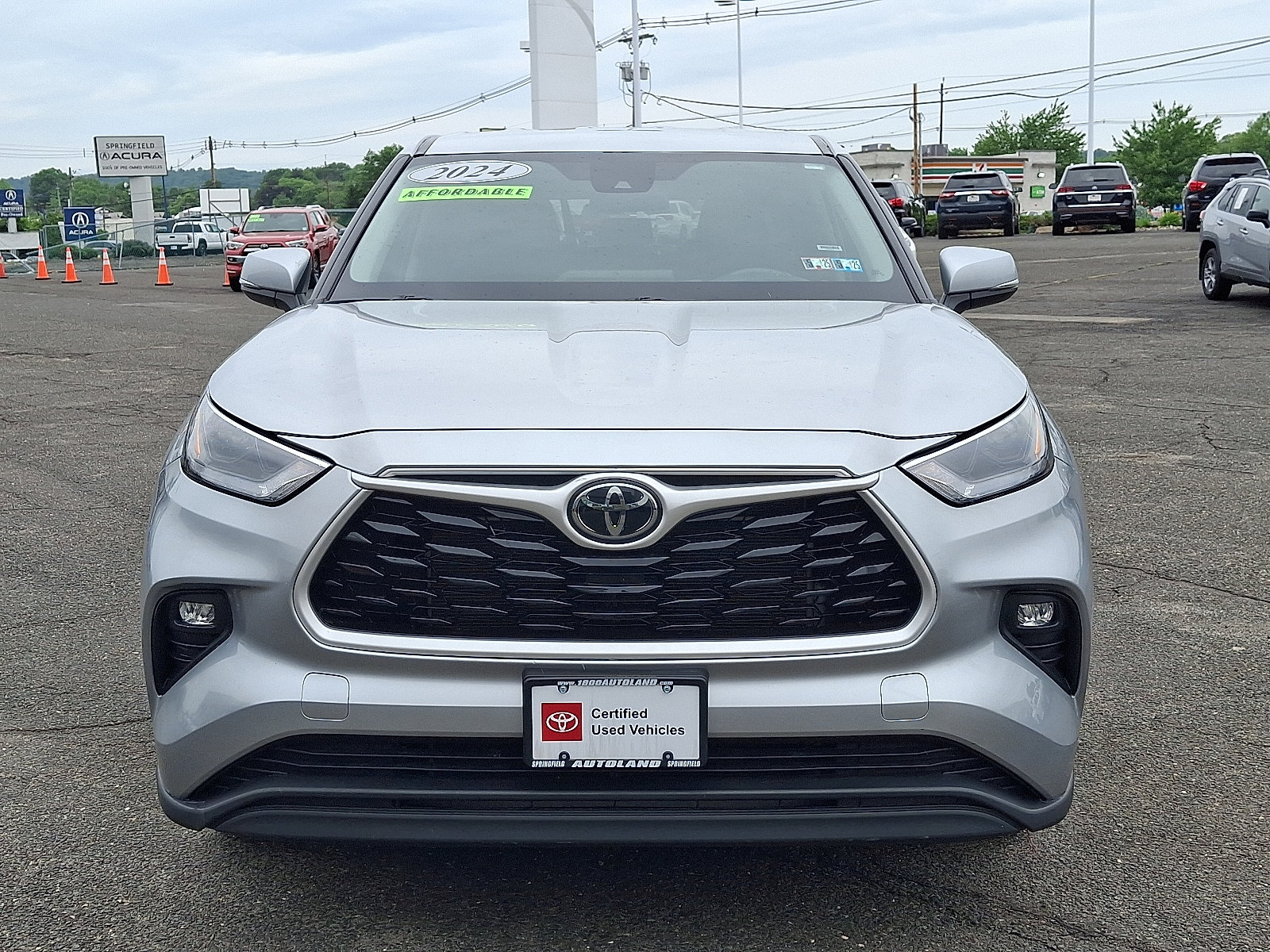 Used 2024 Toyota Highlander LE AWD/4WD image 2