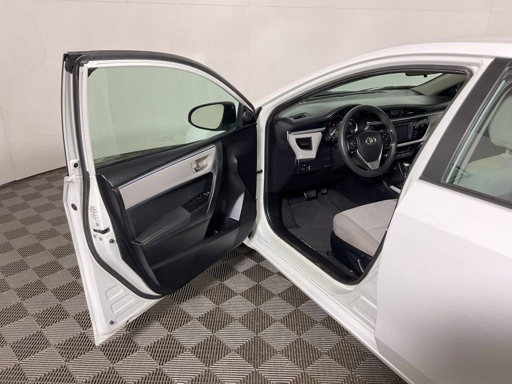 Used 2015 Toyota Corolla LE FWD image 17