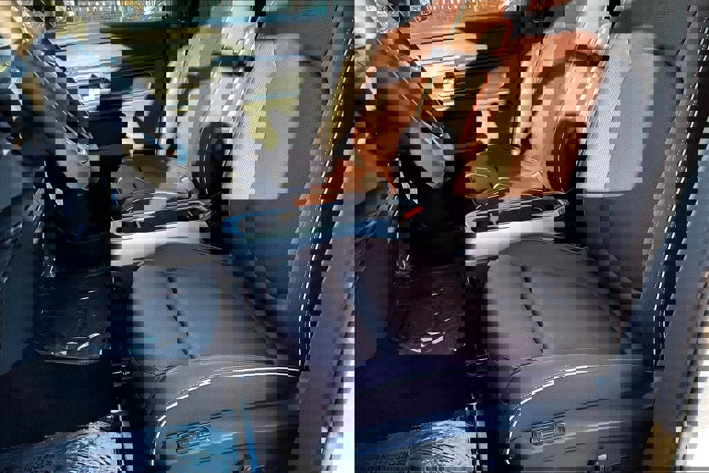 Certified 2025 Volkswagen ID. Buzz Pro S image 18