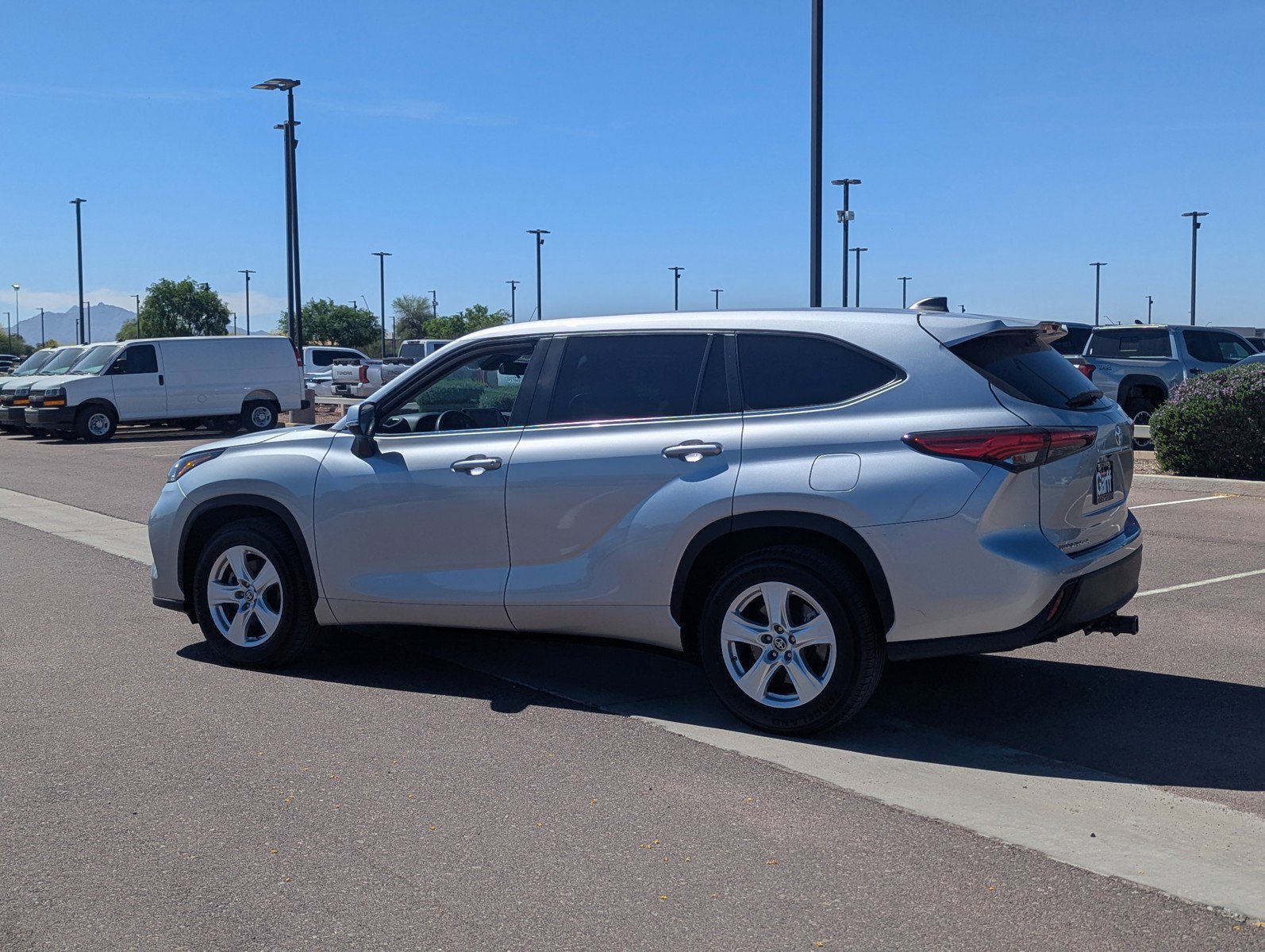 Used 2023 Toyota Highlander L image 3