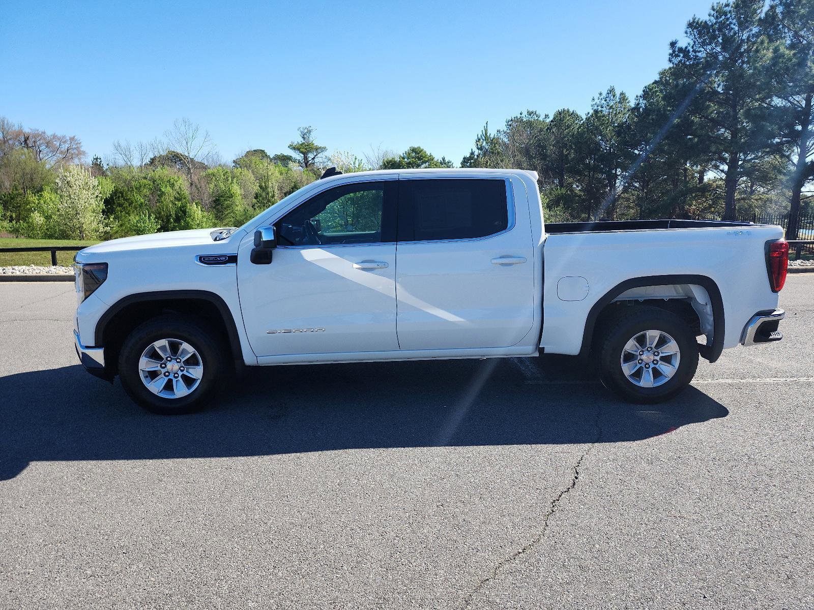 Used 2025 GMC Sierra 1500 SLE image 2