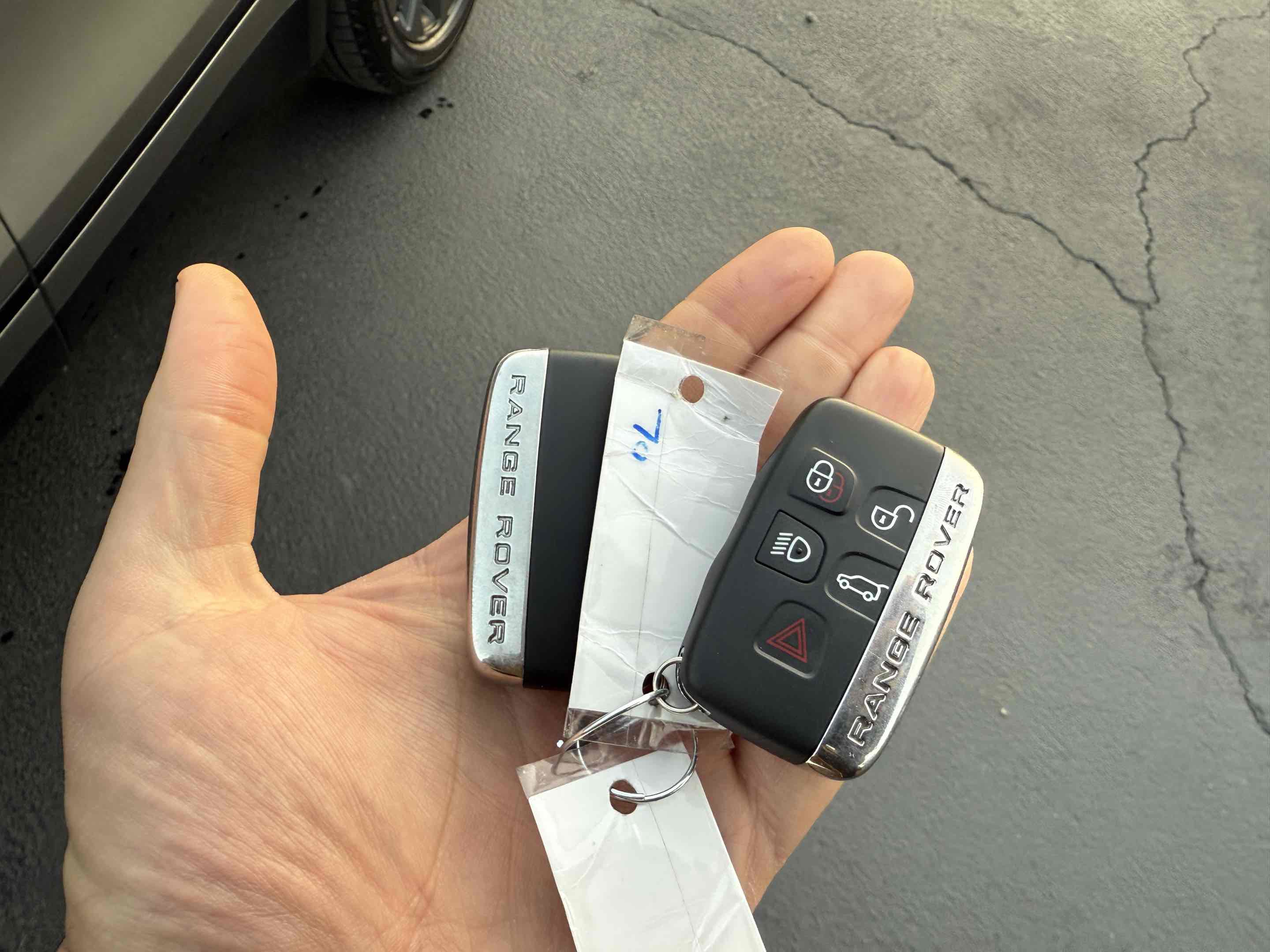 Used 2018 Land Rover Range Rover Velar R-Dynamic SE image 29