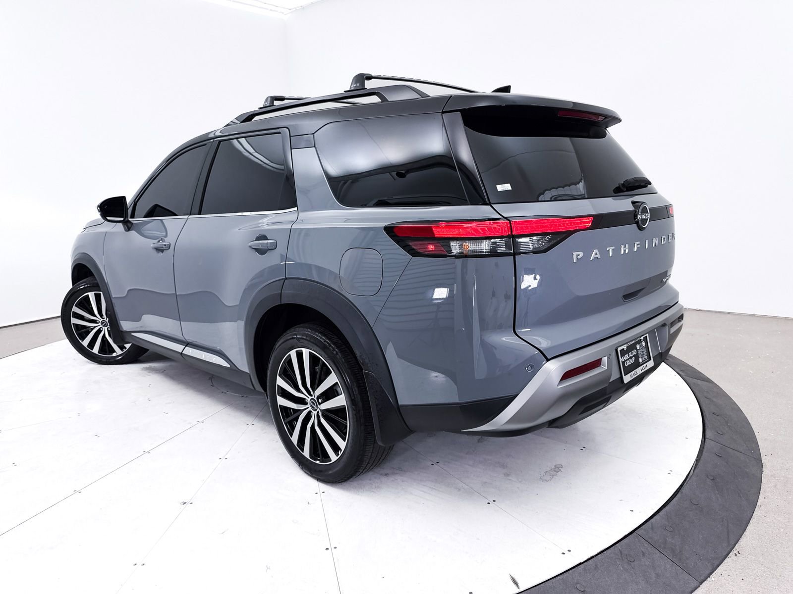 Used 2024 Nissan Pathfinder Platinum image 2