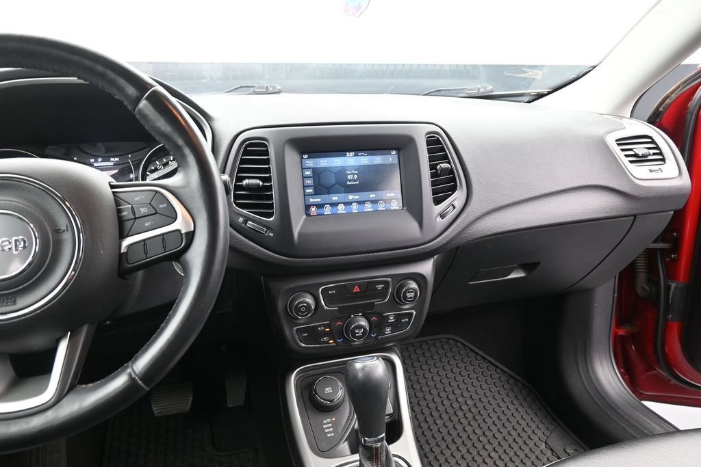 Used 2020 Jeep Compass Latitude w/ Cold Weather Group AWD/4WD image 19